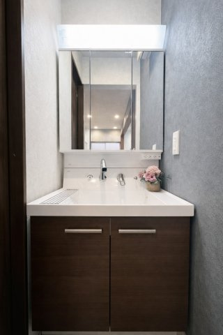 春日町の独立洗面台|見やすく使いやすい三面鏡洗面化粧台。鏡裏収納で化粧品や洗面用品をすっきり隠して収納でき、毎日の暮らしが快適になる洗面スペースです