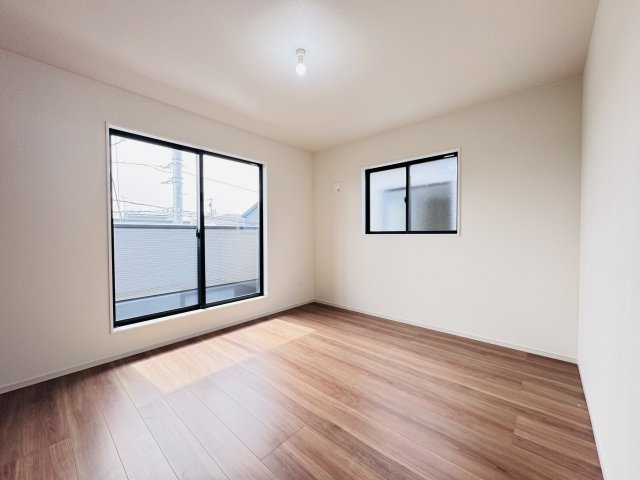 流山市こうのす台新築戸建【江戸川台小学校：9分】の寝室|8.78帖寝室・南側バルコニー前の明るいお部屋です♪