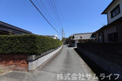 【前面道路含む現地写真】 | 秋松敷地256坪平家