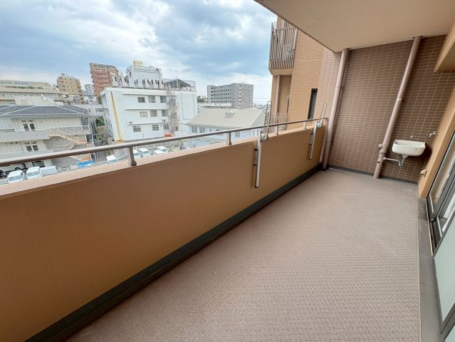 ディアエスタミオ舞子のバルコニー|外からの目が気にならないバルコニーで洗濯物が干せます