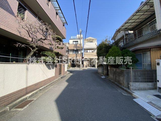 三島1丁目中古戸建の前面道路含む現地写真|弊社は住宅ローンに自信がございます。
お客様にあった銀行をご紹介いたします。
お悩みの方は弊社までお気軽に
ご相談下さいませ。