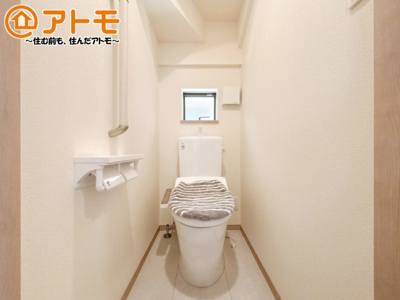 【トイレ】 | 駿東郡清水町長沢618番　新築一戸建て　A号棟 | 窓があり換気もすぐにできる、清潔感のあるトイレです♪