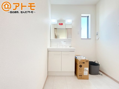【独立洗面台】 | 駿東郡清水町長沢618番　新築一戸建て　A号棟 | 洗面所って朝に混み合いませんか？広々とした脱衣所、３面鏡の独立洗面台で朝の時間を少しお手伝い♪