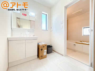 【独立洗面台】 | 駿東郡清水町長沢618番　新築一戸建て　A号棟 | 収納豊富な３面鏡の洗面化粧台は使い勝手良好♪