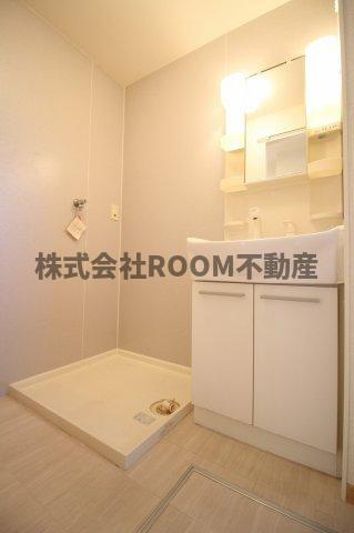 フローラルビレッジⅣ番館の洗面所|ゆったりとスペースのある洗面所
