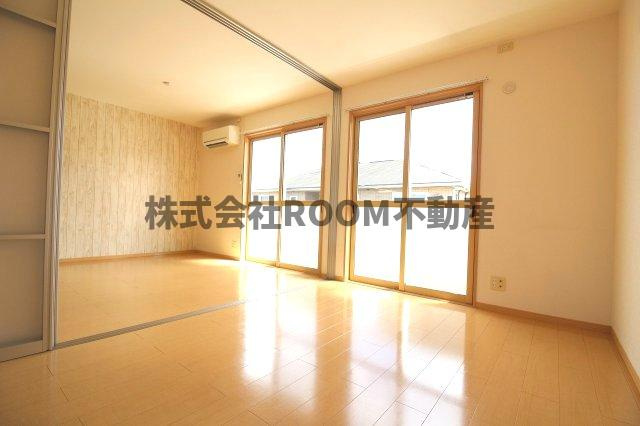 フローラルビレッジⅣ番館の居間・リビング|こちらのリビングで趣味の時間をお楽しみください