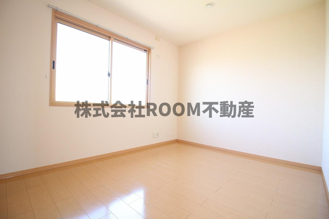 フローラルビレッジⅣ番館の寝室|開放的な寝室です