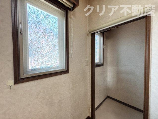 【収納】 | 高崎市末広町中古住宅　ガレージ・エレベーター付き！ | パントリー付き！ロールスクリーンで隠せます。内部は照明もあります。