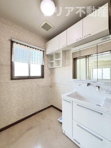 【洗面所】 | 高崎市末広町中古住宅　ガレージ・エレベーター付き！