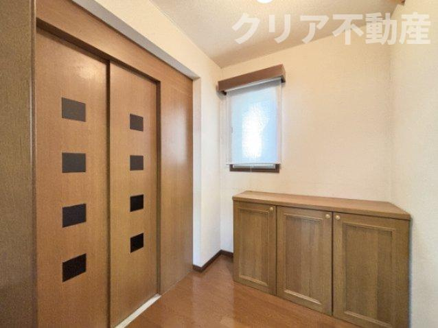【玄関】 | 高崎市末広町中古住宅　ガレージ・エレベーター付き！ | 玄関①ガレージから直接玄関、エレベーターへアクセスできます。