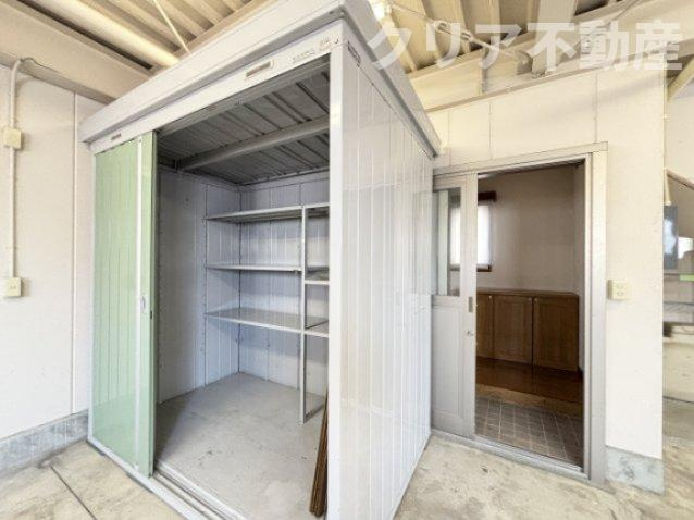 【設備】 | 高崎市末広町中古住宅　ガレージ・エレベーター付き！ | ガレージ内に大型物置付き！