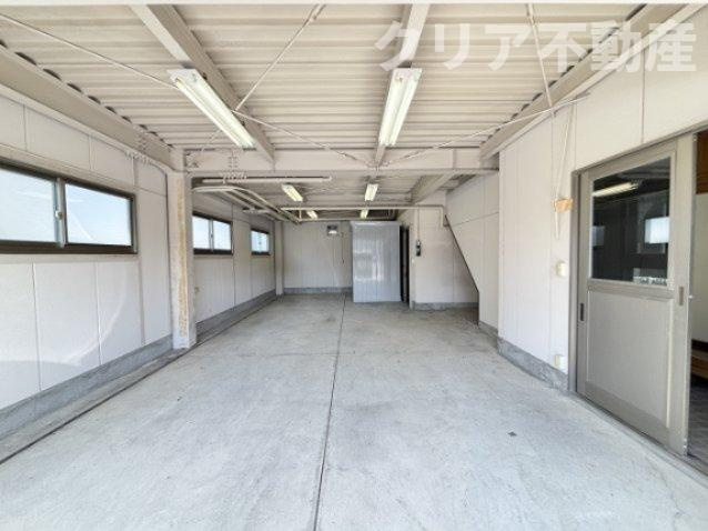 【駐車場】 | 高崎市末広町中古住宅　ガレージ・エレベーター付き！ | ４台駐車可能です。ガレージは電動でリモコン付き。帰宅時の開閉もスムーズです！