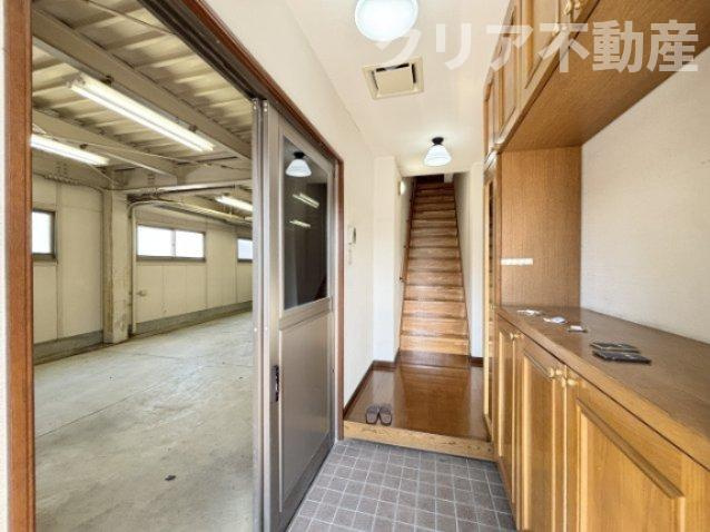 【玄関】 | 高崎市末広町中古住宅　ガレージ・エレベーター付き！ | 玄関②ガレージへアクセス可能です。