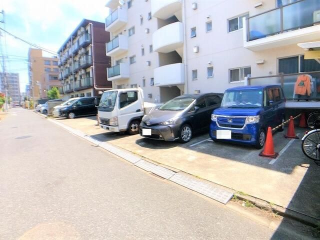 ハイムサンポートの駐車場