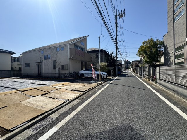 武蔵野市吉祥寺北町1丁目　土地56坪×3台並列駐車　省エネ大型邸宅の前面道路含む現地写真
