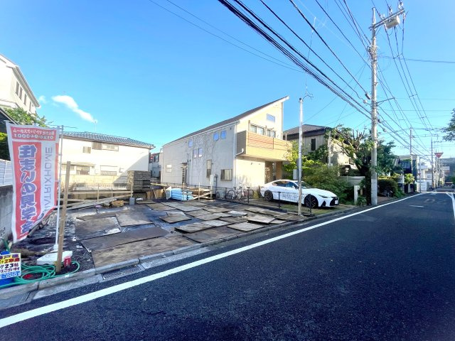 武蔵野市吉祥寺北町1丁目　土地56坪×3台並列駐車　省エネ大型邸宅の前面道路含む現地写真