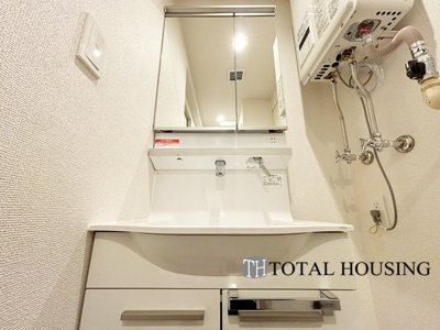 【独立洗面台】 | ダイアパレス菊水 | スタンダードなデザインの洗面ボウルは清潔感あるオフホワイトを採用。落ち着きとくつろぎを感じられる空間で気持ちよく身だしなみを整えられます。