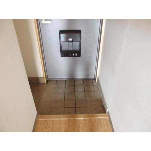 天神山マンションⅡ号館の玄関