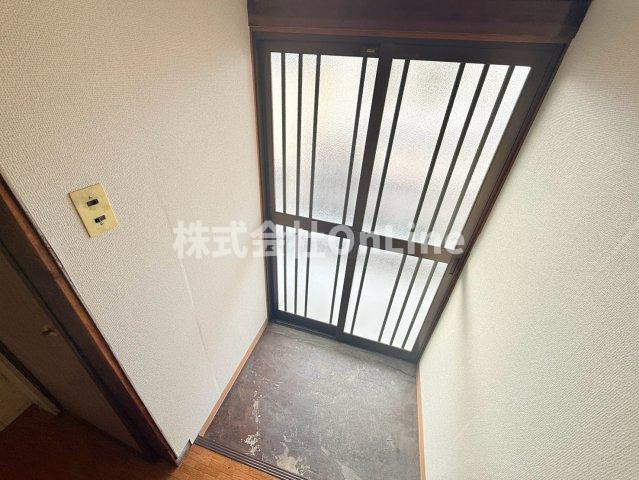 八尾市安中町１丁目のアパートの玄関
