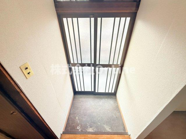 八尾市安中町１丁目のアパートの玄関
