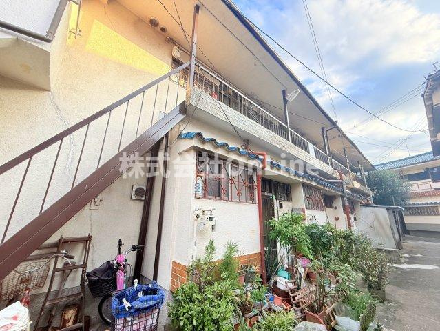 八尾市安中町１丁目のアパートのエントランス