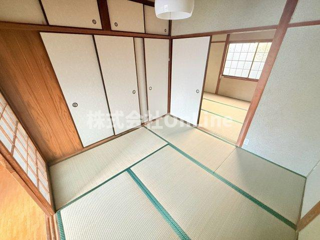 八尾市安中町１丁目のアパートの居間・リビング