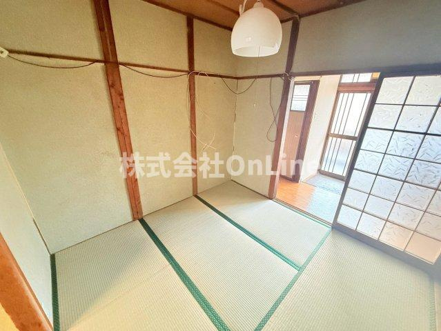 八尾市安中町１丁目のアパートの居間・リビング