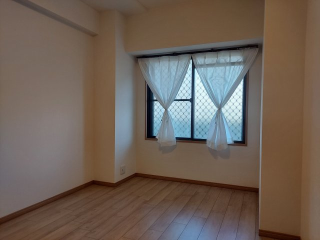 阪急逆瀬台アヴェルデ1番館の洋室|洋室西側約6.1帖