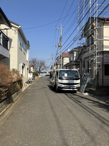 新座市新堀2期　中古戸建の前面道路含む現地写真