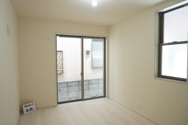 越谷市蒲生愛宕町 新築分譲住宅 の洋室|1階 6帖