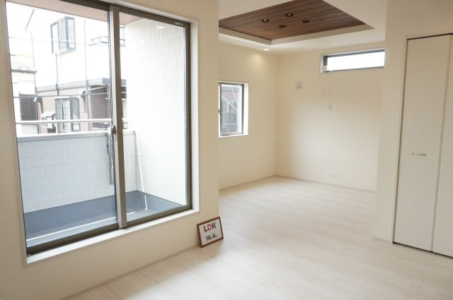 越谷市蒲生愛宕町 新築分譲住宅 の居間・リビング