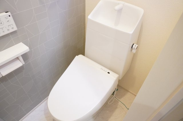 越谷市蒲生愛宕町 新築分譲住宅 のトイレ|2階