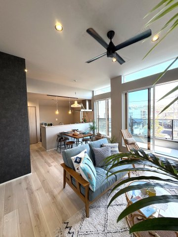 California Terrace House — 海と空を感じる暮らしの居間・リビング