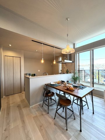 California Terrace House — 海と空を感じる暮らしのキッチン