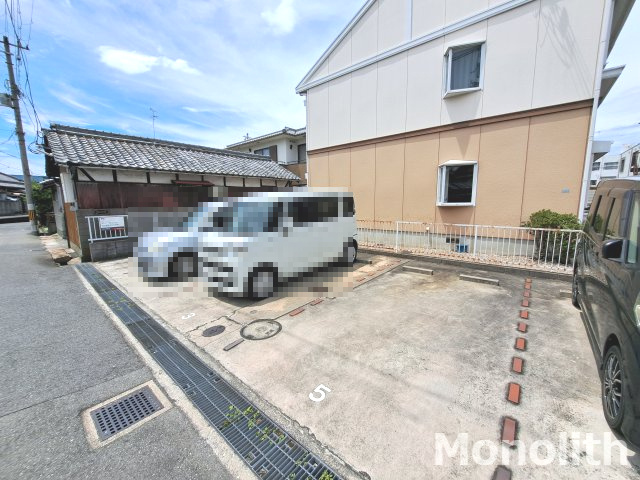 ハイツ高石の駐車場