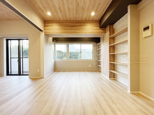 【居間・リビング】 | ユニーブル落合 | 広くスペースをとってあるLD。この空間に、どのように家具を配置していくのかを考えるのが、住宅購入時のなによりの楽しみです。～即日のご見学可能～　お問合せはお気軽にどうぞ。