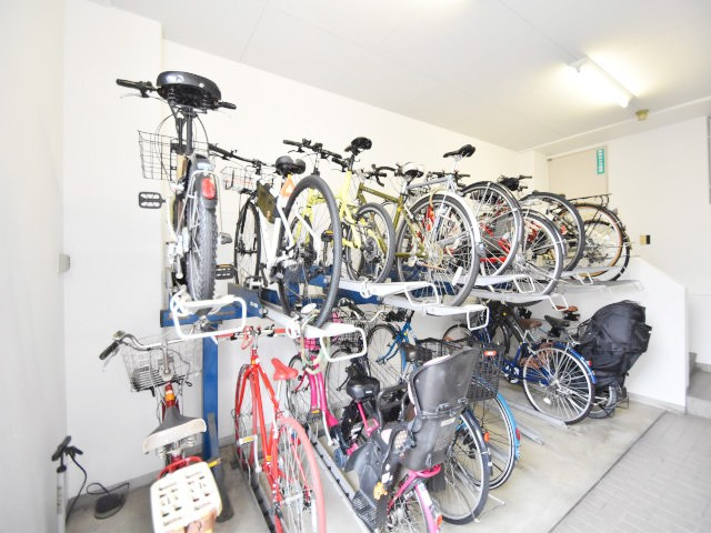 【駐輪場】 | ユニーブル落合 | 自転車置き場。マンションの共用部にあたります。空きの有無や駐輪料金、各戸の台数制限などについては、改めてお問い合わせください。～即日のご見学可能～　お問合せはお気軽にどうぞ。
