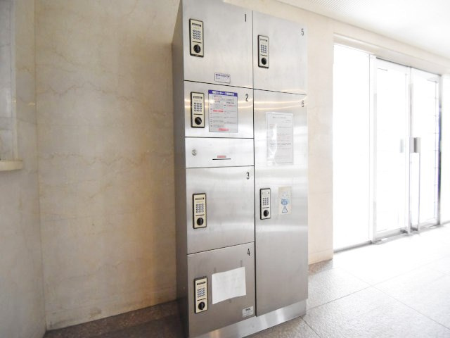 【設備】 | ユニーブル落合 | 仕事をしたり、家をあけがちな人にとっては必須となる、宅配BOX。ネット通販や宅配サービスの利用頻度が高い人にとっても、うれしい設備です。～即日のご見学可能～　お問合せはお気軽にどうぞ。

