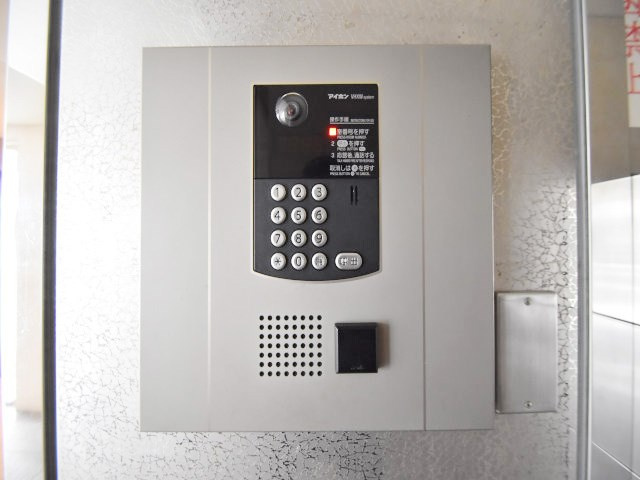 【防犯設備】 | ユニーブル落合 | モニター（カメラ）付きのオートロックが備えられています。建物のセキュリティ能力の高さは、欠かすことのできないチェックポイントになります。～即日のご見学可能～　お問合せはお気軽にどうぞ。
