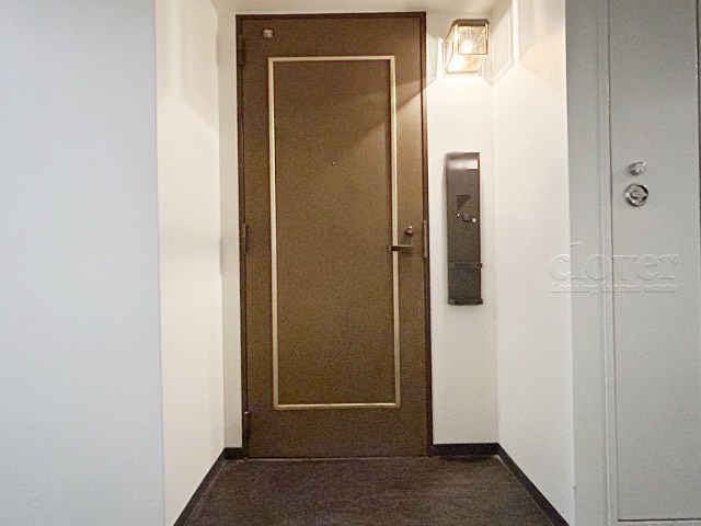 【その他共用部分】 | ユニーブル落合 | 皆様をお迎えする、お部屋の玄関ドア。開けやすさや開放角度、ドアノブの操作しやすさや鍵の形状などを、現地で一度ご確認ください。～即日のご見学可能～　お問合せはお気軽にどうぞ。
