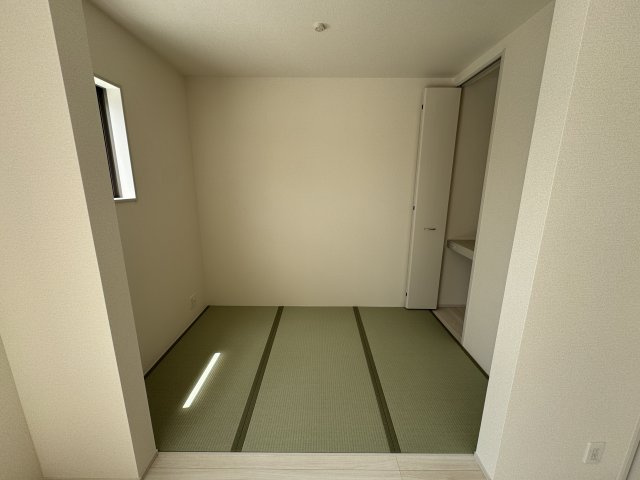 読谷村比謝（全2棟）ラスト2号棟の和室|2号棟　畳コーナー3帖＋収納付き♪