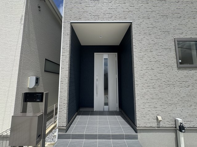 読谷村比謝（全2棟）ラスト2号棟の玄関|2号棟　スマートキー付き♪