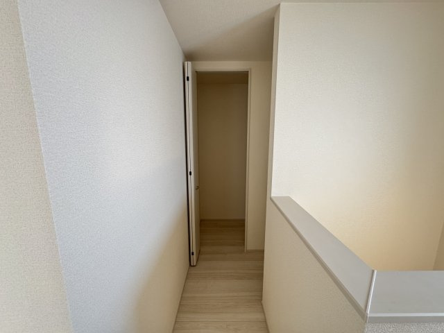読谷村比謝（全2棟）2号棟の内装|2号棟　2階ホール収納付き♪