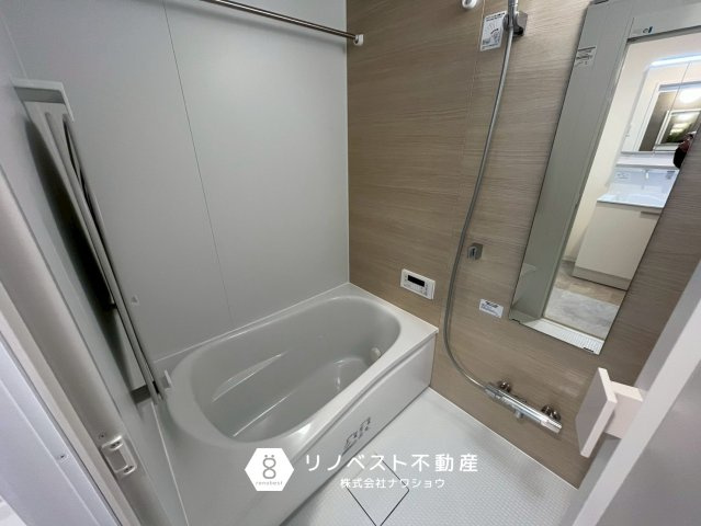シャルマンフジビルト・モアー今里の洗面所|洗濯パンの横には、洗剤やパジャマの収納に便利なニッチ完備◎
洗面台横に収納棚を置いて、スペースを有効活用◎