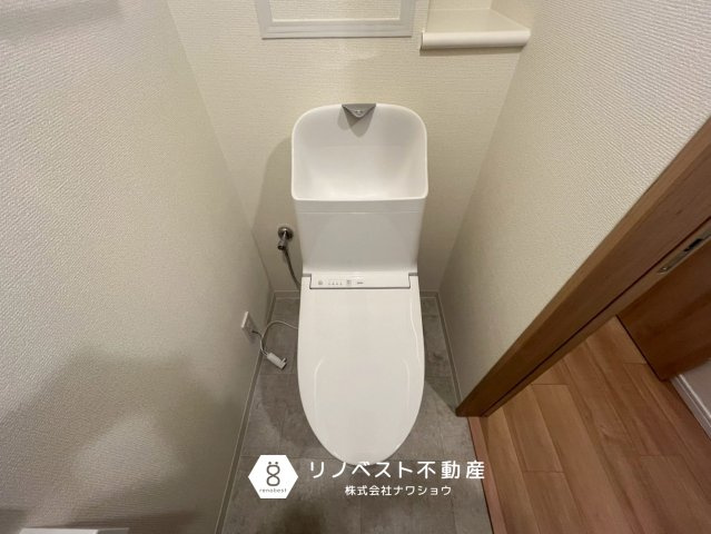 シャルマンフジビルト・モアー今里の収納|玄関廊下突き当りの収納。
掃除用具や日用品のストック収納として活躍しそうですね♪