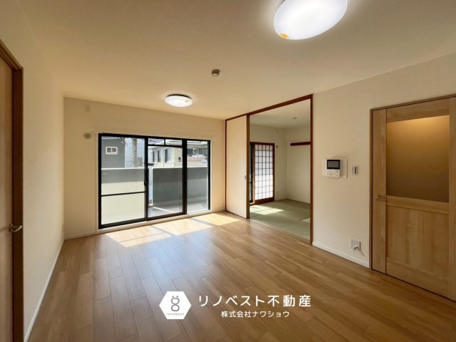 シャルマンフジビルト・モアー今里の居間・リビング|居住スペースの中心に位置するので、家族団らんの場所としておすすめ♪
大きい窓からの日当たりもよく、冬でも暖かい日差しが差し込みます◎