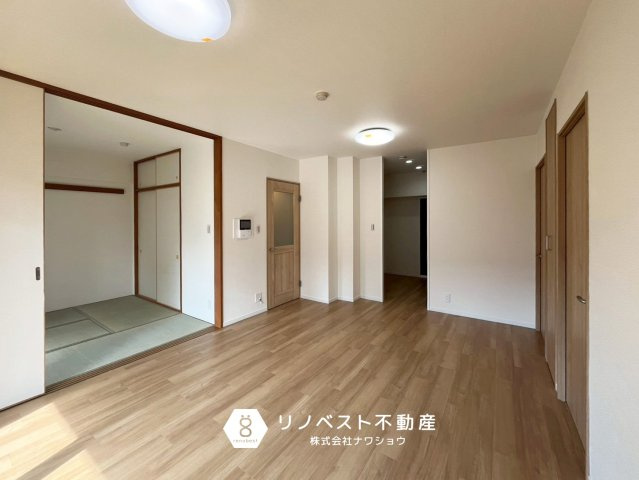シャルマンフジビルト・モアー今里の洋室|約5.5帖の洋室。
大容量のクローゼットよ収納ラックがあり、隠す収納と見せる収納が叶います◎