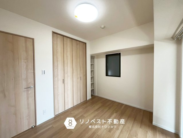 シャルマンフジビルト・モアー今里の洋室|約5.4帖の洋室。
南西L字バルコニーからの2面採光につき、1日中明るい室内です◎
もちろんクローゼットもございます♪