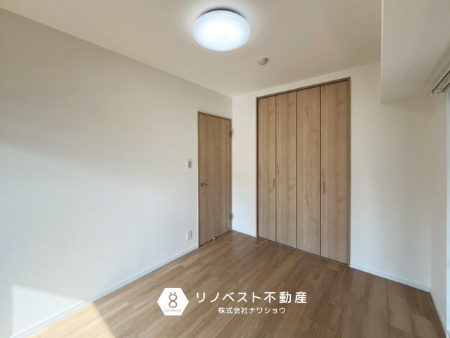 シャルマンフジビルト・モアー今里の和室|約4.5帖の和室。
畳なので、小さなお子様の遊び場としておすすめです◎
布団の収納もできる押入れ完備。
