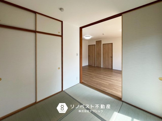 シャルマンフジビルト・モアー今里のキッチン|吊り下げ戸棚付きシステムキッチン。
3口コンロ+グリル完備で、料理のレパートリーが増えますね♪